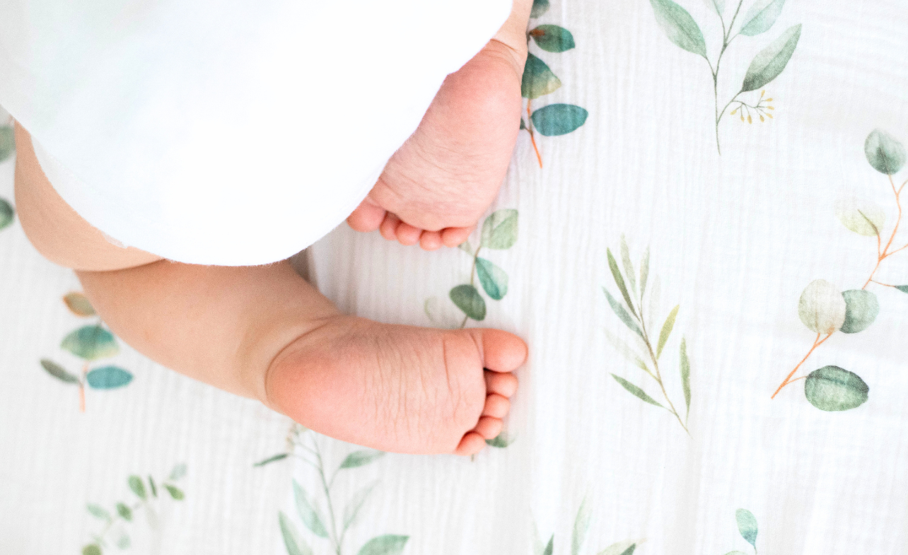 Pieds bébé sur draps housse lillaloha eukalyptus
